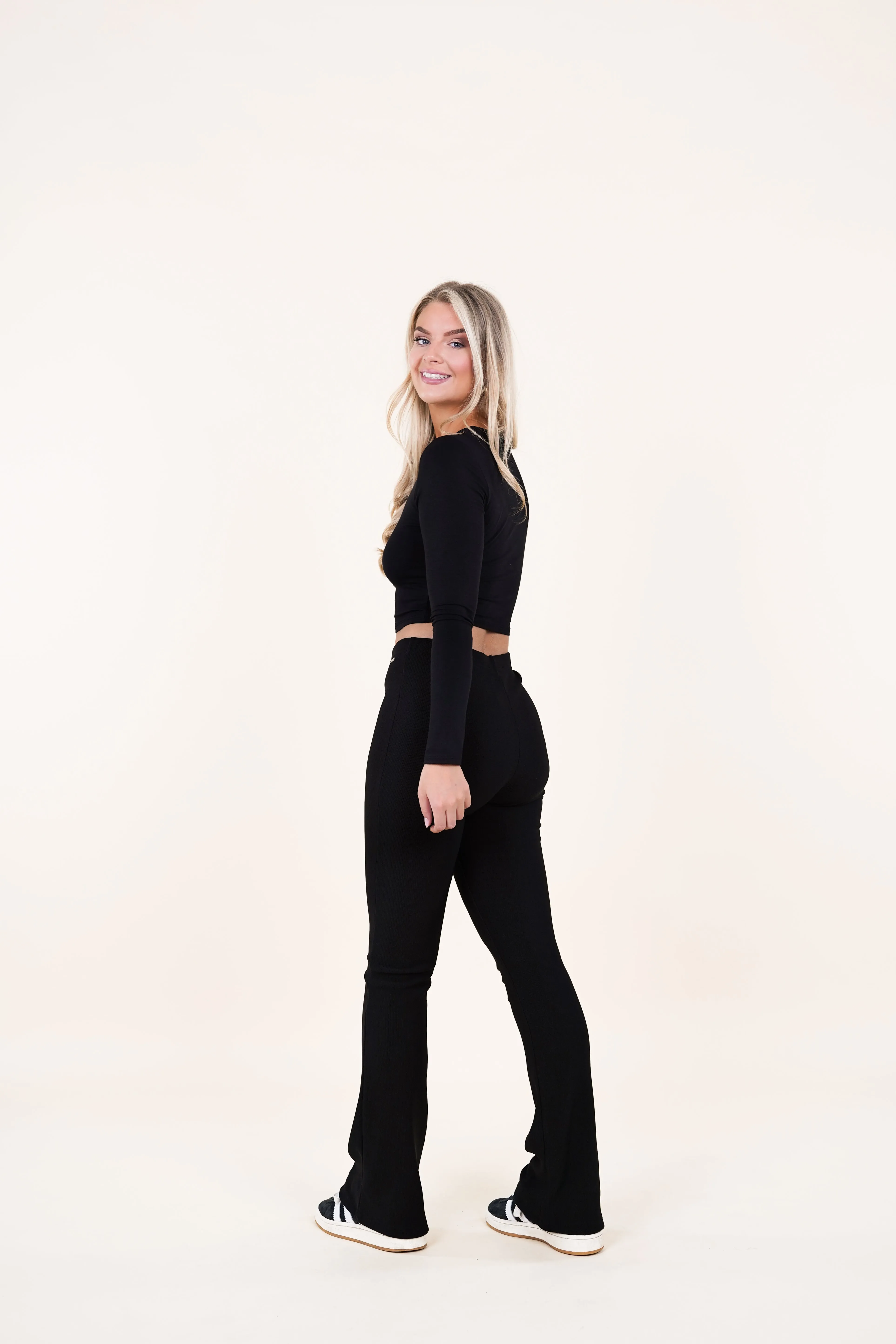 Flared pants zwart met stretch en ribstof - Noor