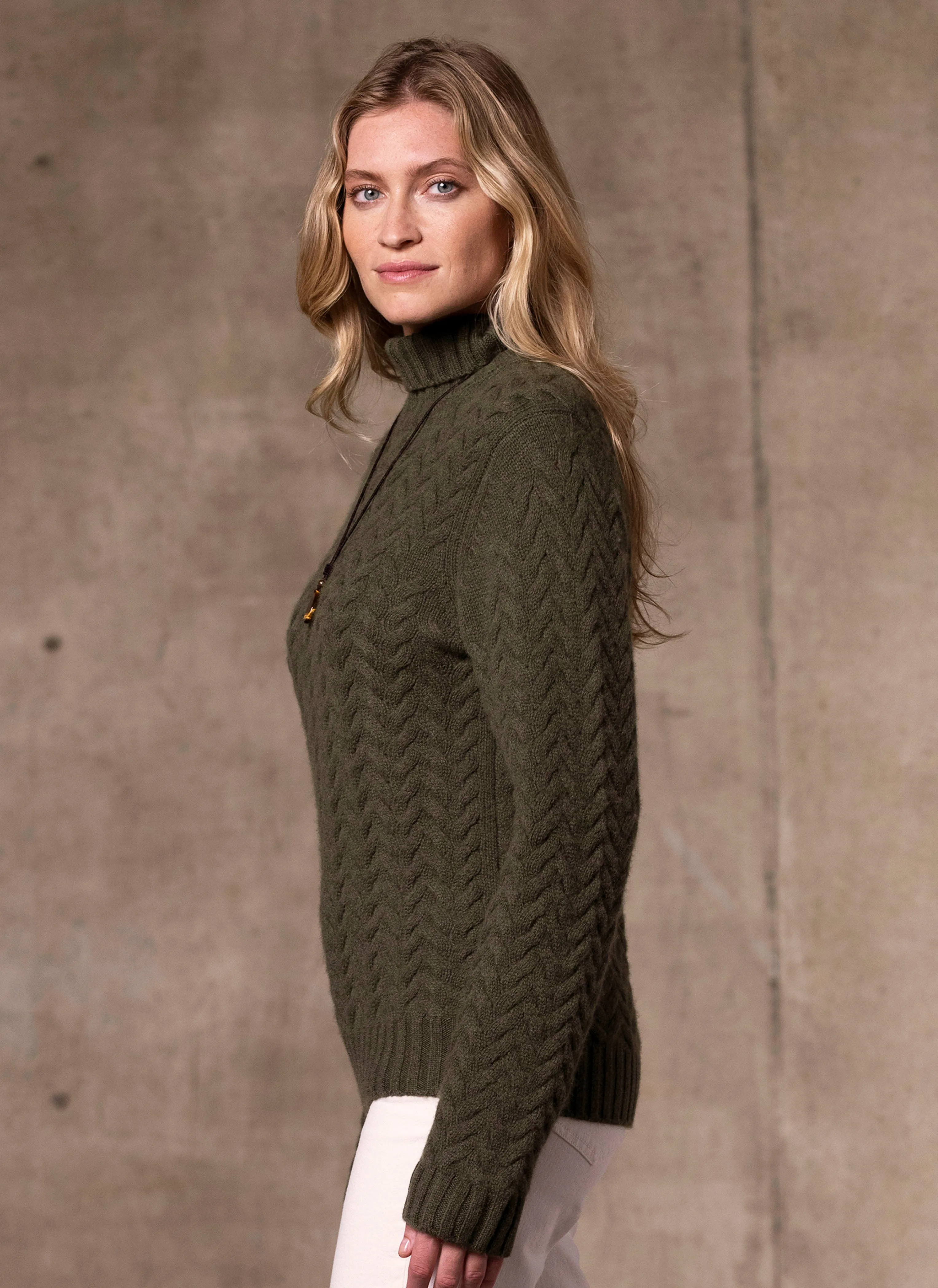 Women's Giulia Turtle Neck Cable Cashmere Sweater in Olive